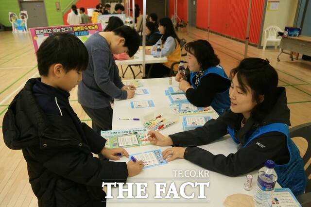 현대제철 당진제철소가 24일 당진초등학교에서 찾아가는 교육 기부 ‘공감’ 활동을 실시했다. /현대제철