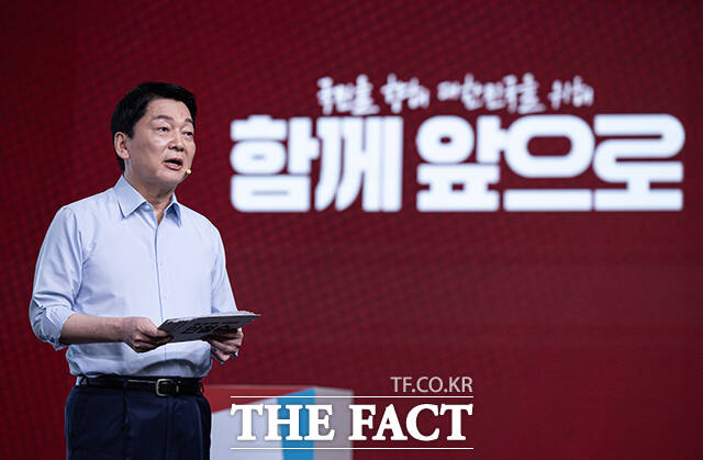 안철수 국민의힘 대선 경선 후보가 한덕수 대통령 권한대행 국무총리를 향해 출마는 책임을 저버리는 일이라며 대선 불출마를 권유했다. 안 후보가 18일 오후 서울 강서구 ASSA아트홀에서 열린 1차 경선 비전대회에서 비전을 발표하고 있다. /국회사진취재단