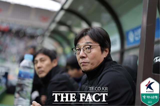 황선홍 감독이 이끄는 대전하나시티즌이 오는 27일 대전월드컵경기장에서 펼쳐지는 강원과 하나은행 K리그1 2025 10라운드 홈 경기를 통해 선두 굳히기에 나선다./K리그