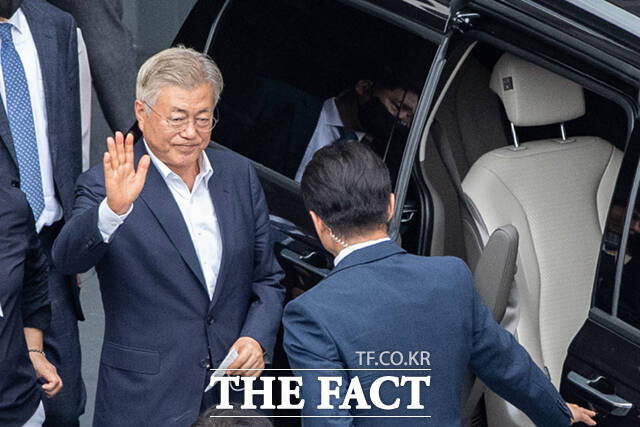 문재인 전 대통령이 뇌물수수 혐의로 재판에 넘겨졌다. 문 전 대통령이 2023년 9월 19일 서울 중랑구 녹색병원을 방문해 입원중인 이재명 더불어민주당 대표를 만난 뒤 병원을 나서던 중 지지자들을 향해 인사를 하고 있다. /이새롬 기
