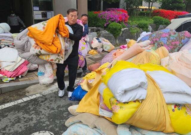 폐 침구류를 모으는 모습 /광산구