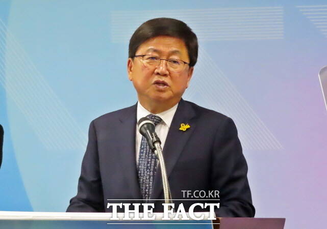 최교진 세종시교육감이 24일 청사 대회의실에서 기자회견을 갖고 세종이도프로젝트 추진에 대해 발표하고 있다. /김형중 기자