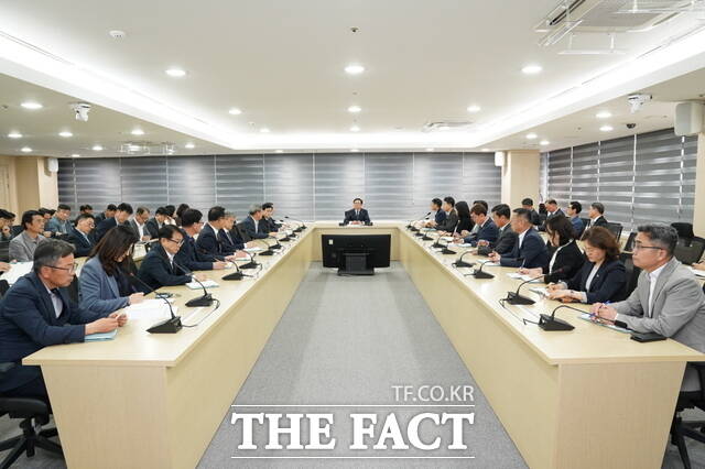 24일 김석필 권한대행이 긴급 확대간부회의를 주재하고 있다. /천안시