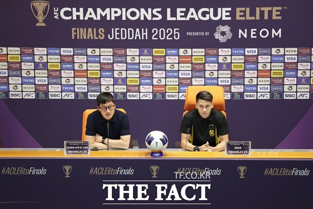 K리그에서는 유일하게 ACLE 8강에 진출한 광주FC의 이정효 감독(왼쪽)과 헤이스가 공식 기자회견에 참석하고 있다./제다=K리그