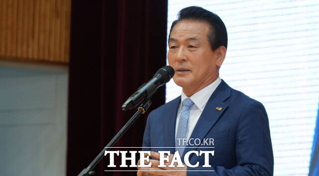 백성현 논산시장이 24일 국민체육센터에서 열린 ‘제45회 장애인의 날 기념행사’를 통해 축사를 하고 있다. /논산시