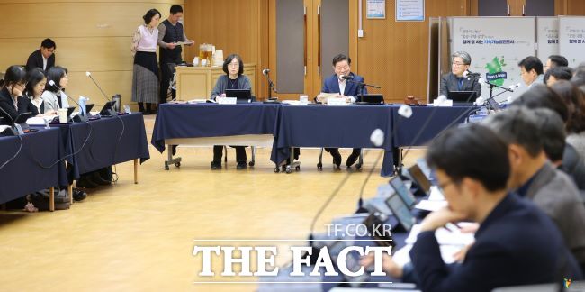 박승원 시장(가운데)이 지난 9일 탄소중립 녹색성장 기본계획 수립 최종보고회에서 인사말을 하고 있다. /광명시