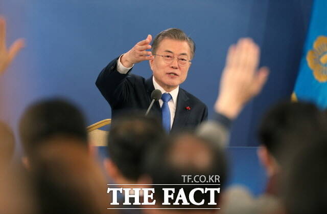 더불어민주당은 대동강물 팔아먹은 봉이 김선달이 울고 갈 억지 논리에 실소를 금할 수 없다며 검찰의 문재인 전 대통령 불구속 기소 결정을 비판했다. /뉴시스