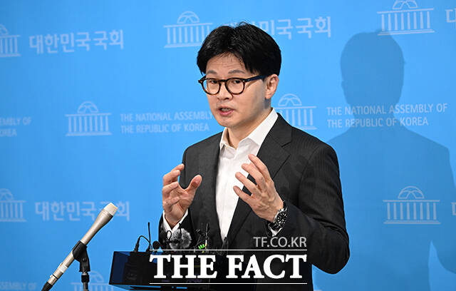 한동훈 국민의힘 대선 경선 후보가 22일 오전 서울 여의도 국회 소통관에서 정책 비전을 발표를 마치고 취재진의 질문에 답하고 있다. /국회=박헌우 기자