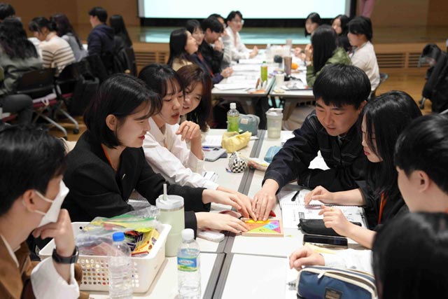 대웅제약 신입 인턴들이 팀빌딩 과제를 진행하고 있다. /대웅제약