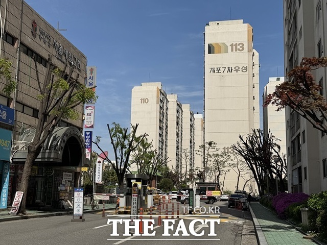 개포우성7차는 대형 건설사들이 노리고 있다. 조합은 이달 초 입찰 공고를 내기에 앞서 이례적으로 단지 내에 홍보관을 마련했다. /황준익 기자