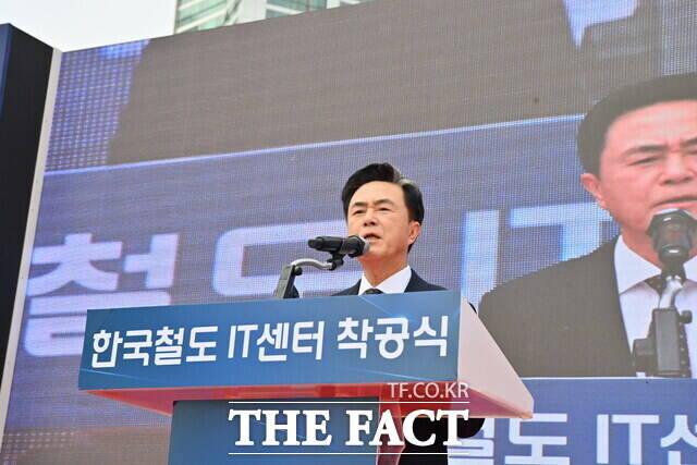 김태흠 충남도지사가 24일 아산시 배방읍 장재리 KTX 천안아산역 인근 신축 부지에서 철도 IT운영센터 착공식에 참석해 센터 비전을 설명하고 있다. /충남도
