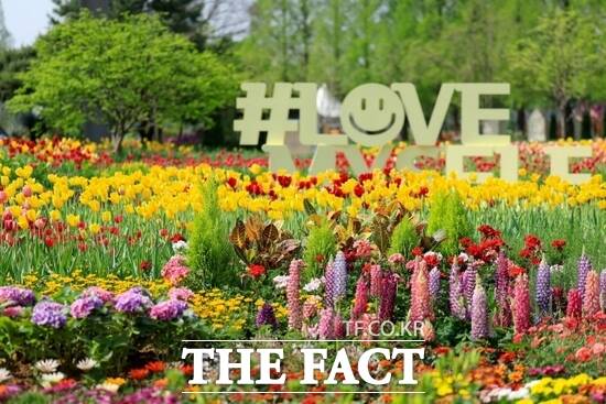 2025 고양국제꽃박람회 개막 준비를 마친 일산호수공원의 모습./고양시