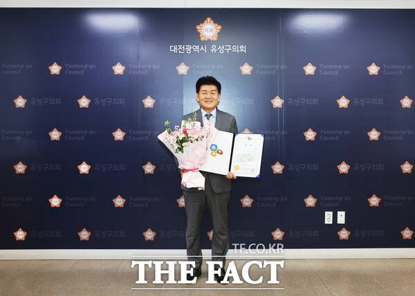 2025년 거버넌스 지방정치대상 공모대회 주민생활편익 확대 분야에서 장려상을 수상한 김동수 유성구의회 의장이 기념 촬영을 하고 있다. /대전 유성구의회