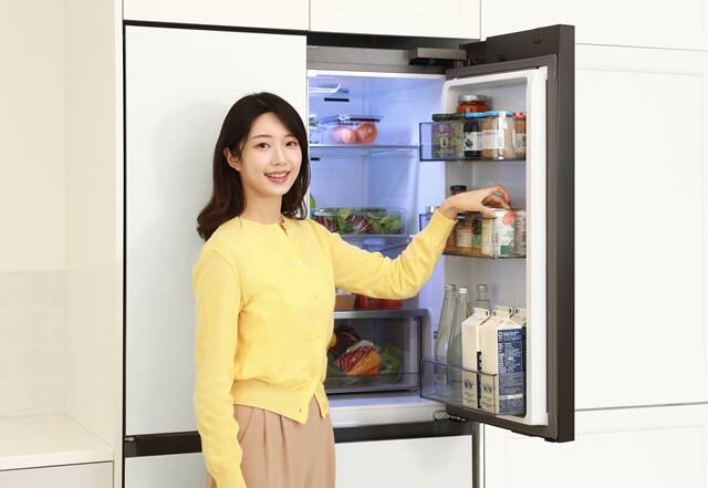 삼성전자 모델이 푸드 쇼케이스 도어를 적용한 비스포크 AI 하이브리드 키친핏 맥스 냉장고를 소개하고 있다. /삼성전자