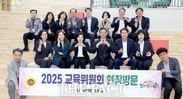 대전시의회 교육위원회가 24일 동대전시립도서관을 방문해 개관 준비 현황을 살폈다. /대전시의회