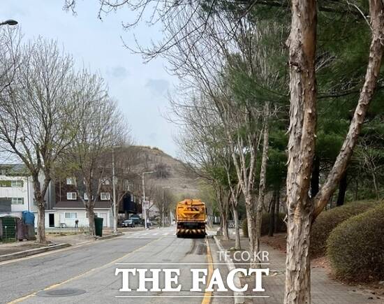 경기 파주시 청소 차량이 도로 노면을 청소하고 있는 모습./파주시