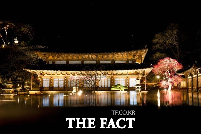 최우수상(교구장스님상) 수상자인 김찬일 씨의 출품작 매화향 가득한 밤./화엄사