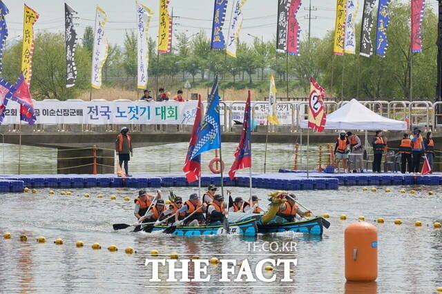 23일 열린 제2회 충무공 이순신장군배 전국 노젓기 대회 개최 모습 /아산시