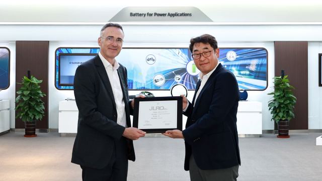 23일 삼성SDI가 JLR의 우수 파트너사로 선정돼 박정호 삼성SDI 중국 톈진법인장(오른쪽)이 닉 웰스 JLR 중국·아시아태평양 지역 구매 총괄책임자(왼쪽)로부터 JLRQ 인증서를 받고 있다. /삼성SDI