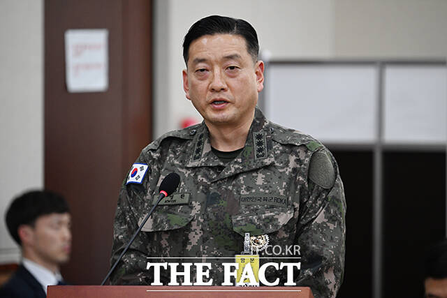 12·3 비상계엄 당시권영환 전 합동참모본부 계엄과장(대령)이 계엄사령관이었던 박안수 육군참모총장으로부터 질책을 여러 차례 들었다고 법정에서 증언했다. 권 대령이 지난 2월 서울 여의도 국회에서 열린 윤석열 정부의 비상계엄 선포를 통한 내란 혐의 진상규명 국정조사 청문회에 참석해 질의에 답하고 있다. /국회=박헌우 기자