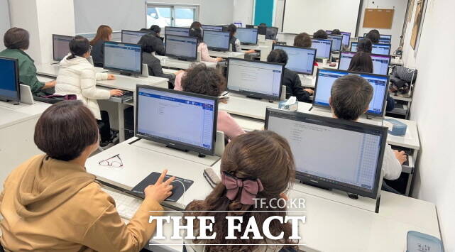 논산여성인력개발센터에서 2025년도 첫 요양보호사 표준교육 과정 훈련생들이 교육을 받고 있다. /논산여성인력개발센터