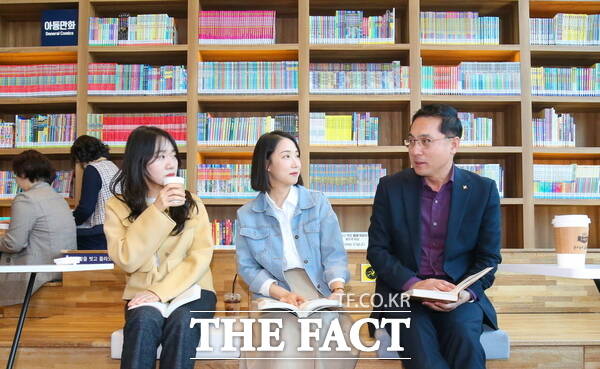 박희조 동구청장이 동네북네 가양1동점을 방문해 구민들과 책을 읽으며 담소를 나누고 있다./대전 동구