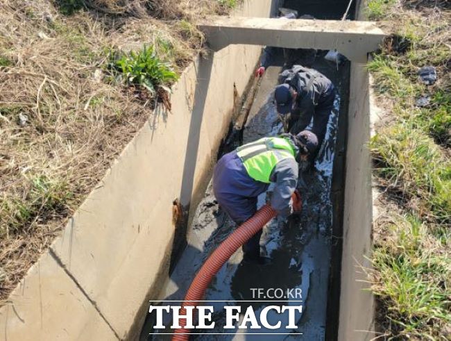 우기 도로 침수를 대비해 배수시설을 정비하는 모습 /시흥시