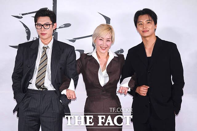 배우 김성철과 이혜영, 연우진(왼쪽부터)이 24일 오후 서울 용산구 CGV용산아이파크몰에서 열린 영화 파과 언론배급시사회 및 기자간담회에 참석해 포즈를 취하고 있다. /장윤석 기자
