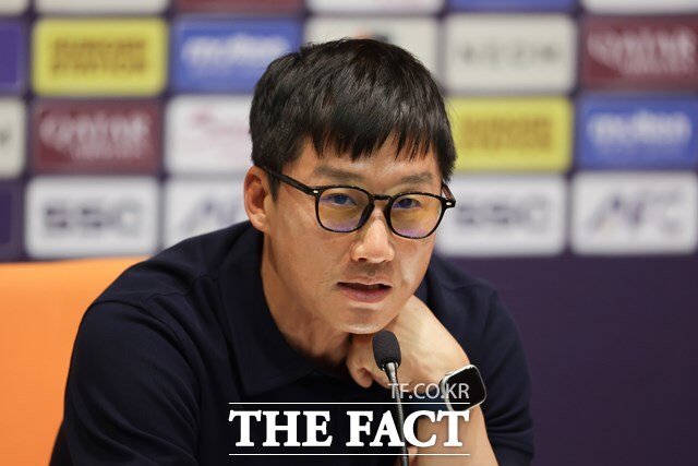 광주FC의 이정효 감독은 24일 오후(한국시간) 사우디아라비아 제다의 킹 압둘라 스포츠 시티 보조구장에서 열린 2024~2025 아시아축구연맹(AFC) 챔피언스리그 엘리트(ACLE) 알힐랄과 8강전 공식 기자회견에서 우리가 잘하는 걸로 상대의 약점을 공략하겠다고 자신감을 보였다./제다=K리그