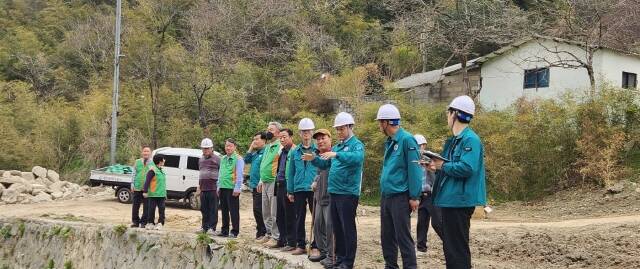 임택동구청장이 위험시설 정비사업를 둘러보고 있다. /동구청