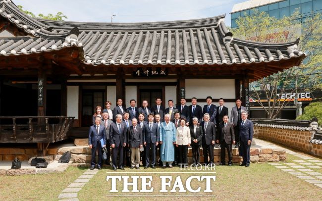 과천 추사박물관 과지초당을 찾은 일본 이와테현의회 방한단 /과천시