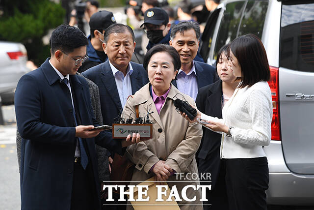 김건희 여사 공천 개입 의혹의 핵심 인물인 김영선 전 국민의힘 의원이 2024년 11월 13일 오후 경남 창원시 성산구 창원지방법원에서 열린 구속 전 피의자 심문(영장실질심사)을 받기 위해 출석하며 입장을 밝히고 있다. /창원=장윤석 기자