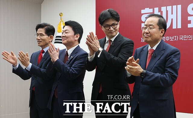 한동훈-홍준표 후보가 25일 국민의힘 대선 후보 선출을 위한 2차 경선에서 일대일 끝장토론을 펼치면서 대격돌이 예상된다. 사진은 김문수(왼쪽부터), 안철수, 한동훈, 홍준표 국민의힘 대선 경선 후보. /국회사진취재단