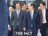  대화 나누는 한덕수-권영세 [포토]