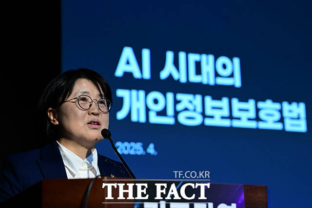 이날 개인정보보호법학회 고문으로 위촉된 조소영 국민권익위원회 부위원장이 AI시대의 개인정보보호법을 주제로 기조강연하고 있다.