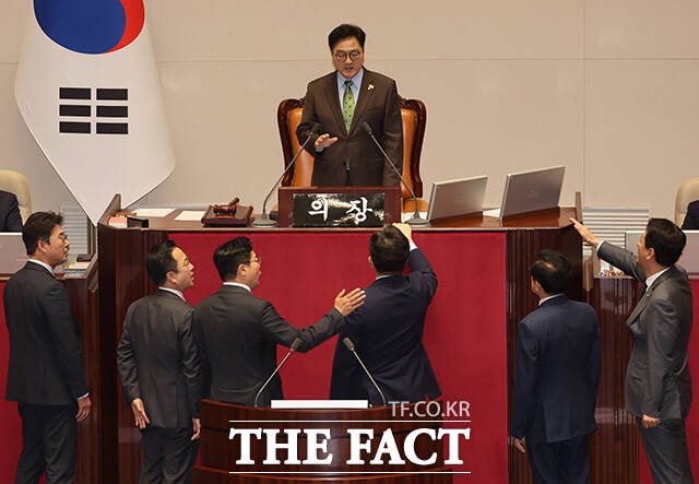 권성동 국민의힘 원내대표가 24일 오전 서울 여의도 국회 본회의장에서 열린 한덕수 대통령 권한대행 국무총리 시정연설 후 우원식 국회의장의 발언에 대해 항의하는 모습. /국회=박헌우 기자