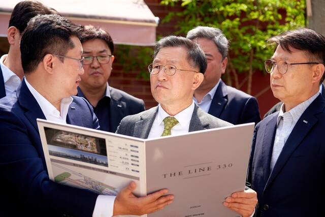 정경구 HDC현대산업개발 대표이사가 지난 24일 용산정비창 전면1구역 재개발 사업지 현장을 직접 방문했다. 이날 현장에는 정경구 대표이사를 비롯해 HDC현대산업개발 임원진이 함께했다. /HDC현대산업개발