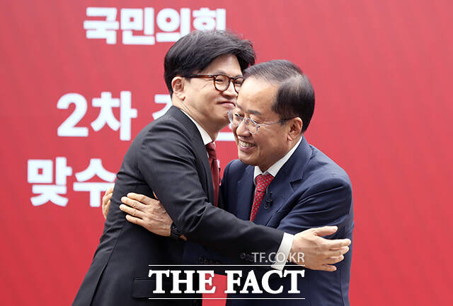 국민의힘 한동훈·홍준표 대선 경선 후보가 동일하게 한덕수 대통령 권한대행 국무총리와의 단일화에 대해 열려있는 입장을 내놨다. 한 후보와 홍 후보가 23일 서울 영등포구 중앙당사에서 열린 제21대 대통령후보자 선출을 위한 2차 경선 토론회 미디어 데이에서 서로를 1:1 맞수 토론 상대로 선택한 뒤 포옹하고 있다. /국회사진취재단