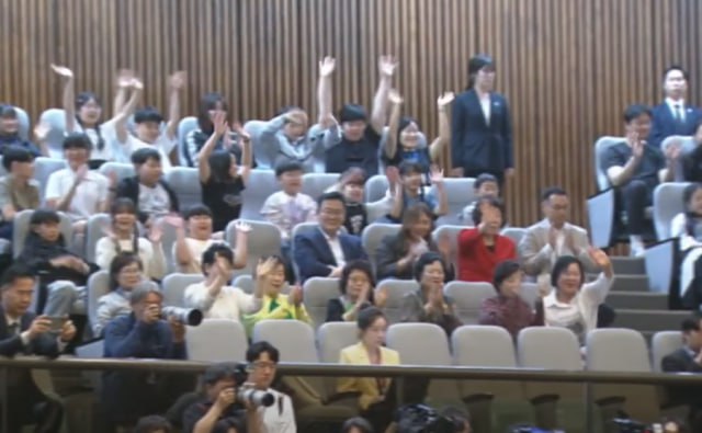 경남 창녕군 명덕초등학교와 서울 송원초등학교 학생 등 참관객들이 24일 서울 여의도 국회 본회의장에서 손을 흔들는 모습. /국회방송 유튜브 갈무리