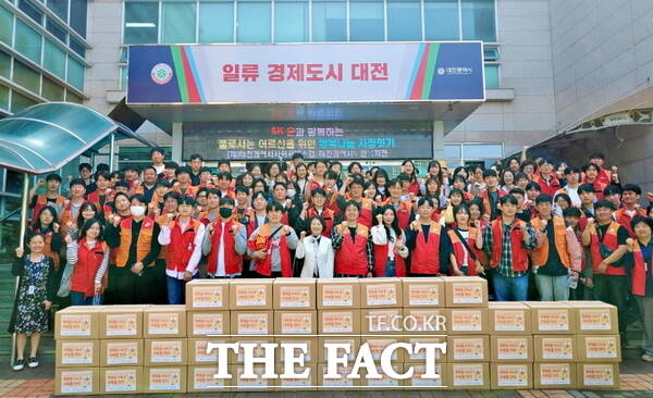 대전시사회서비스원 소속 대전시노인복지관이 24~25일 SK이노베이션과 함께 2025년 행복나눔 사랑잇기 결연사업을 통해 노인 맞춤 돌봄서비스 대상 독거노인을 위한 자원봉사 활동을 펼쳤다./대전시사회서비스원