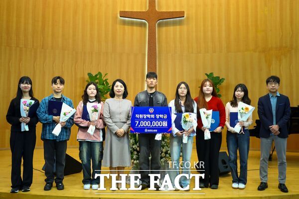 한남대 직원장학회는 25일 정성균 선교관에서 교직원 예배 직후 ‘2025 장학증서 수여식’을 개최하고 7명의 학생들에게 장학금을 전달했다./한남대학교