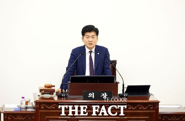 대전시 유성구의회가 25일 제2차 본회의를 끝으로 제277회 임시회 의사일정을 마무리했다. 김동수 의장이 폐회를 선포하고 있다./유성구의회