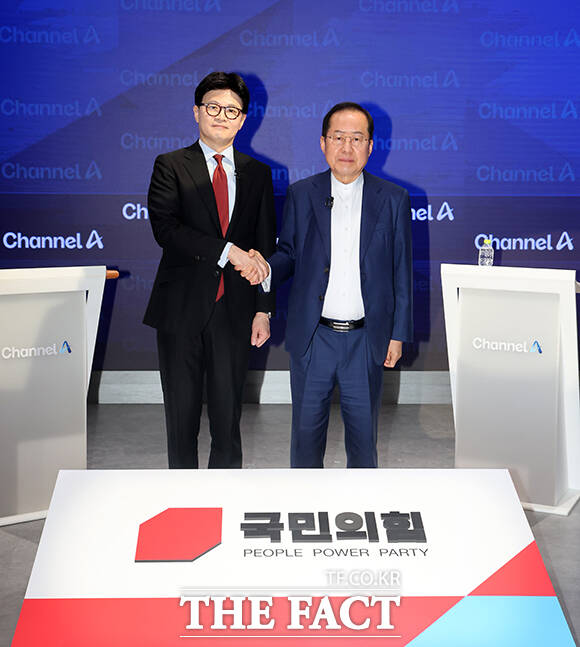 국민의힘 한동훈 대선 경선 후보(왼쪽)와 홍준표 후보가 25일 오후 종로 동아미디어센터 채널A 오픈스튜디오에서 2차경선 맞수토론을 앞두고 악수를 하고 있다. /국회사진취재단