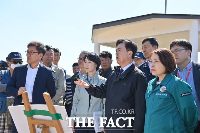 김태흠 충남도지사(오른쪽 두 번째)가 25일 충남도 농업기술원 내 논포장에서 열린 벼 직파재배 연시회에 참석해 직파재배 확산에 적극 나서줄 것을 주문하고 있다. /충남도