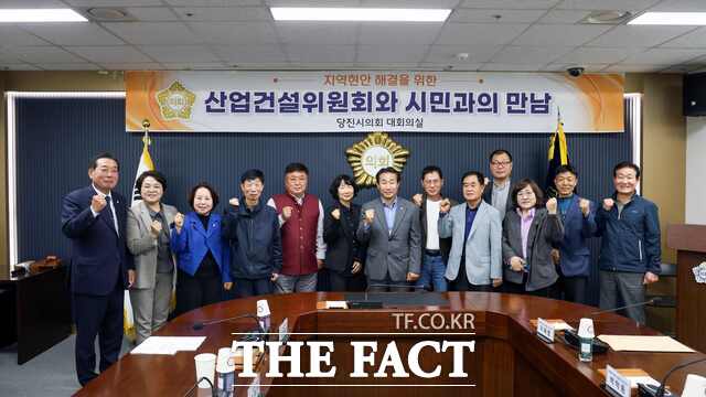 당진시의회 산업건설위원회는 24일 의회 대회의실에서 대한주택관리사협회 당진지부와 간담회를 개최했다. /당진시의회