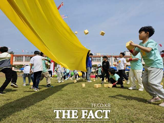 당진 석문초등학교는 24일 석문 가족 어울림 놀이 한마당을 개최했다. /당진교육지원청