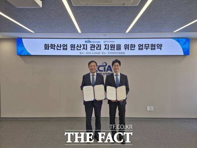 엄찬왕 한국화학산업협회 부회장(오른쪽)과 조봉길 이정 관세법인 고문이 25일 서울 종로구 한국화학산업협회에서 화학산업 원산지 관리 지원을 뼈대로 하는 업무협약(MOU)을 체결한 뒤 기념촬영을 하고 있다. /한국화학산업협회