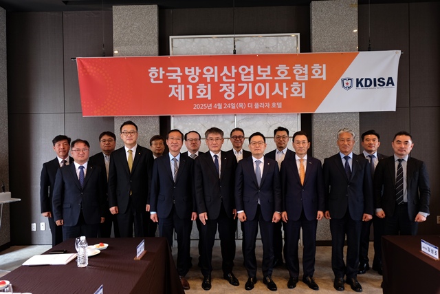 24일 서울 중구 더 플라자호텔에서 열린 한국방위산업보호협회 1회 정기이사회에서 권형순 SNT모티브 대표이사(앞줄 왼쪽 세 번째부터 오른쪽으로), 박재석 SNT다이내믹스 대표이사, 손재일 한화에어로스페이스 대표이사, 유상철 HJ중공업 대표이사 등 이사진 및 운영진들이 기념 촬영을 하고 있다. /한국방위산업보호협회