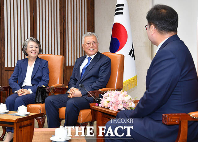 밝은 표정으로 대화하는 문재인 전 대통령(가운데)과 우원식 국회의장. 왼쪽은 김정숙 여사.