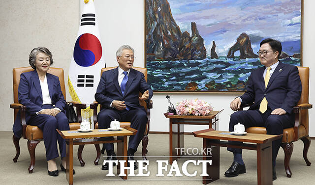우원식 국회의장(오른쪽) 찾은 문재인 전 대통령(가운데).